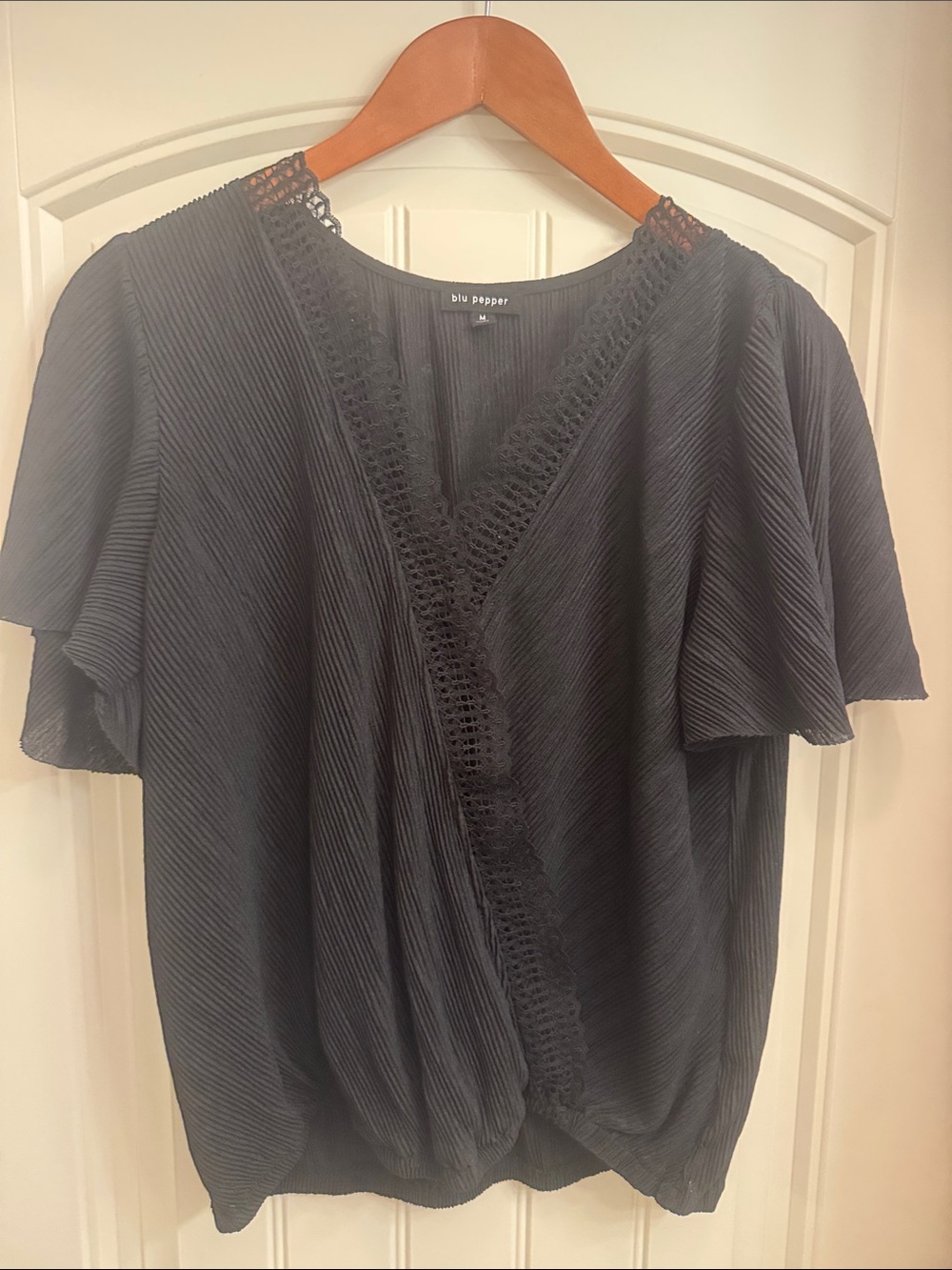 Blu Pepper Black Pleated V-Neck lace Trim Blouse, M, great preowned condition